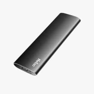 Diseño robusto: el SSD portátil Netac tiene una carcasa de aluminio resistente a los golpes con marco interior reforzado que lo hace más resistente a los golpes y duradero. Velocidad de transmisión rápida: ideal para transferir datos de gran tamaño, incluyendo videos 4K, fotos de alta resolución, juegos y mucho más. Resistencia que es insuperable: haz un viaje sin ninguna aprensión. Con la unidad de estado sólido externa portátil, puede ahorrar tiempo ahorrando y transfiriendo datos. Perfecto para estudiantes, fotógrafos, negocios, creadores de contenido y juegos.